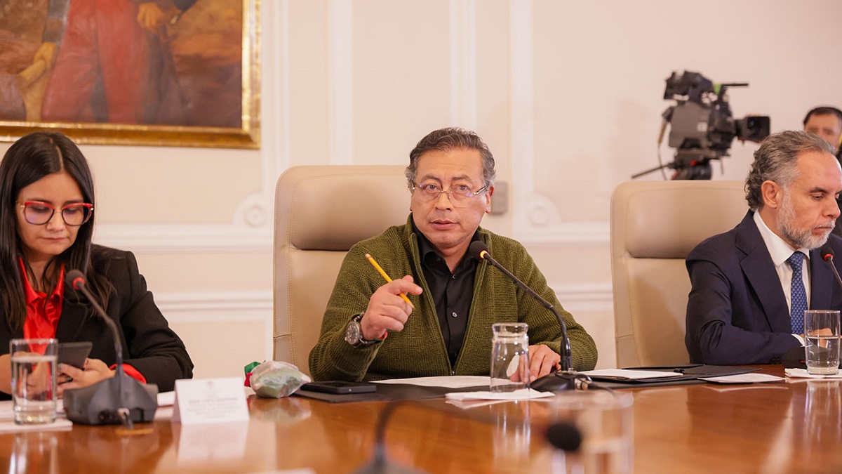 Si el senado en 30 días no discute, el presidente por decreto convoca la Consulta tal cual dice la Ley