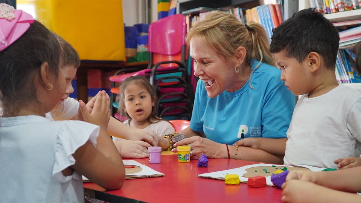 Barranquilla entrega kits pedagógicos y alimentarios para primera infancia