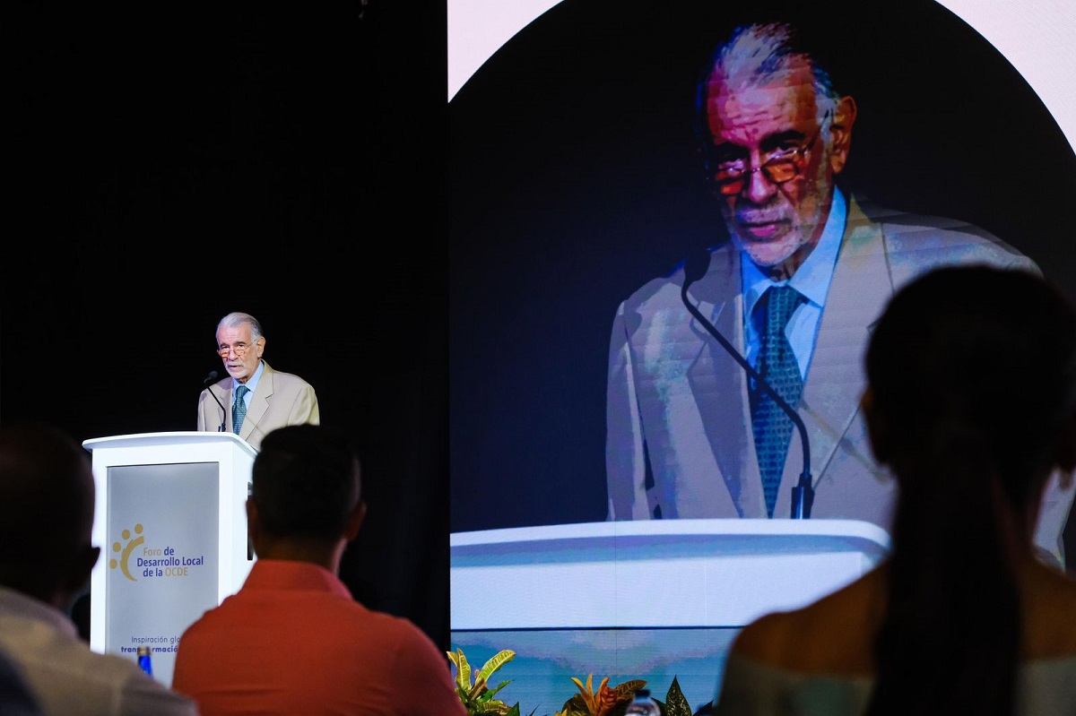 “El desarrollo se construye desde el territorio”: Gobernador Verano en Foro OCDE 1 “El desarrollo se construye desde el territorio” Gobernador Verano en Foro OCDE