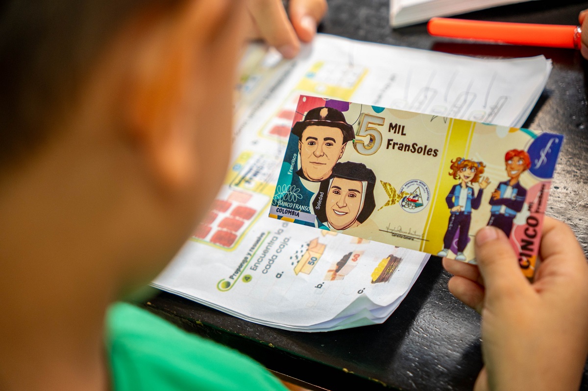 IE Jesús Maestro implementa modelo pionero de educación financiera con moneda estudiantil en Soledad