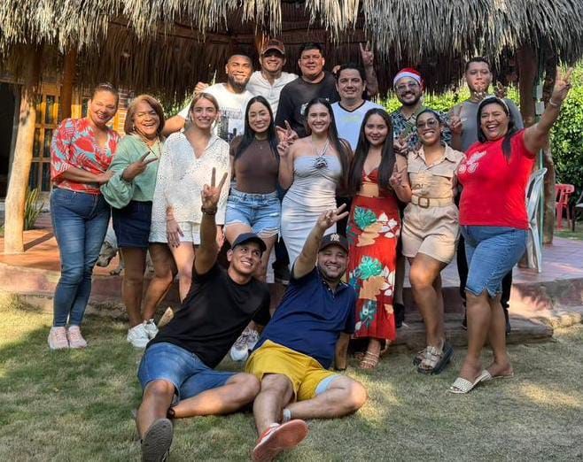 Dubbys Coronado, directora de la Oficina de Comunicaciones con su equipo de trabajo