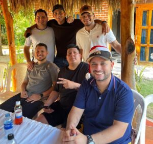 De pie: Edgardo Rosales, Victor Miranda, Isaac Alfaro. Sentados: Alberto Sandoval, Valmiro Pacheco y Victor Soto.