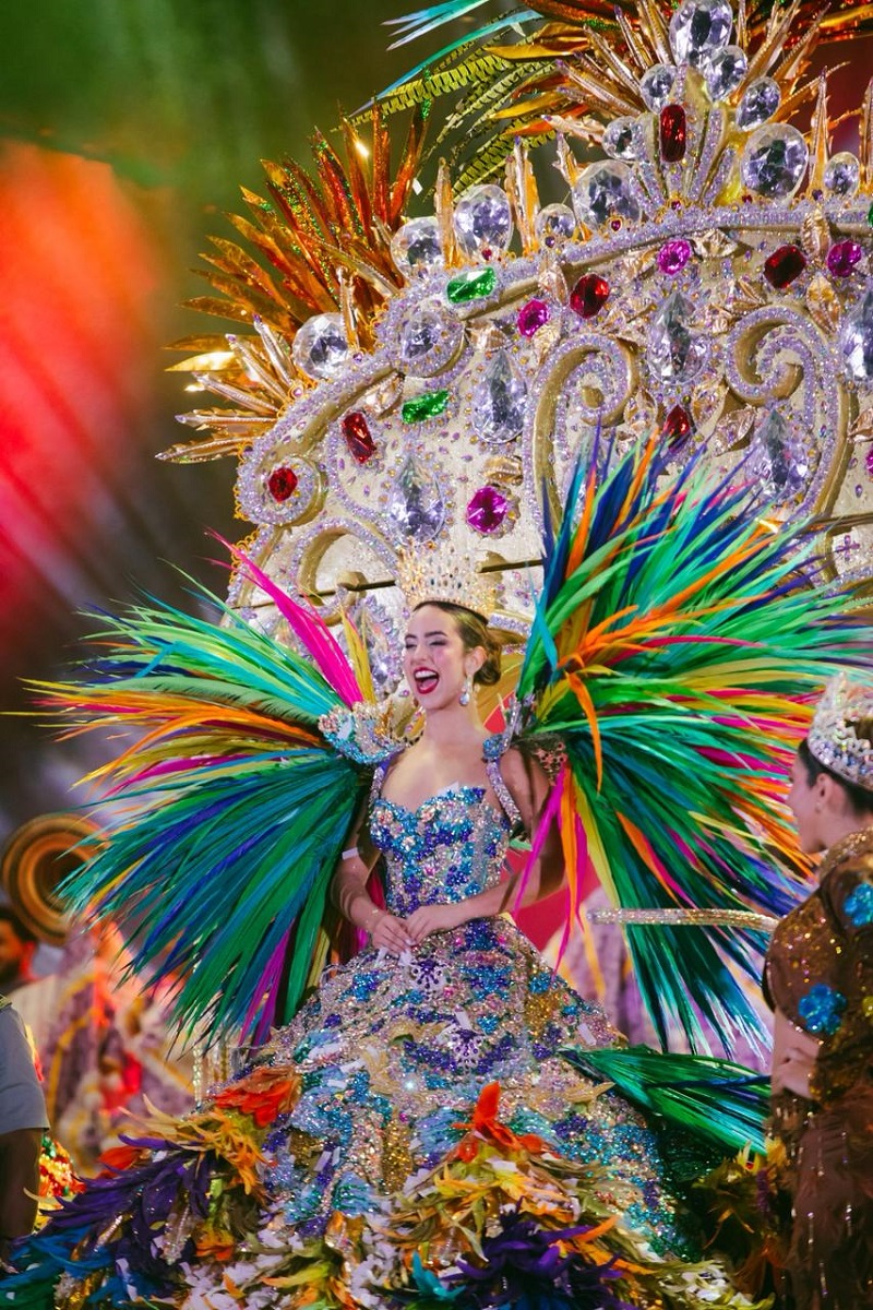 La fiesta comienza Reyes del Carnaval de la 44 coronados