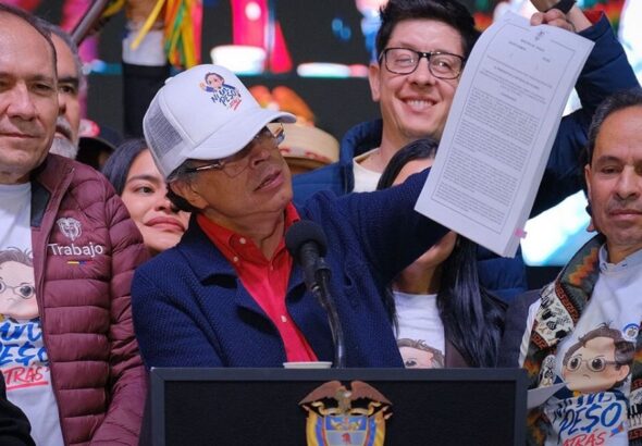 Petro mantiene alza del 23,7 % al salario vital en decreto provisional 21 Petro mantiene alza del 23,7 % al salario vital en decreto provisional