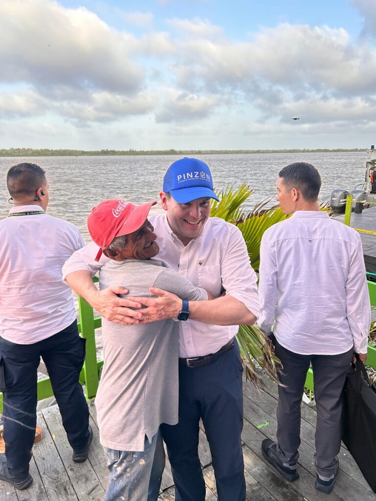 Pinzón promete mil policías más para Barranquilla 50 Pinzón promete mil policías más para Barranquilla