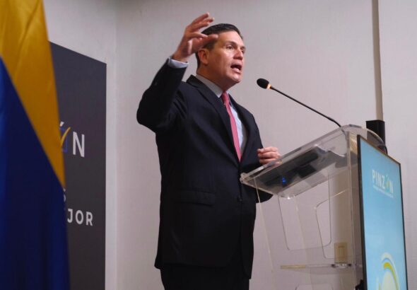 Pinzón propone frenar el estatismo y fortalecer la inversión