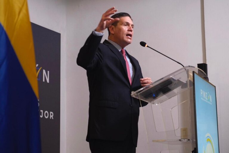 Pinzón propone frenar el estatismo y fortalecer la inversión