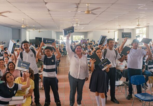 Soledad entrega tablets a estudiantes y fortalece la educación digital en 21 colegios oficiales 22 Soledad entrega tablets a estudiantes y fortalece la educación digital en 21 colegios oficiales