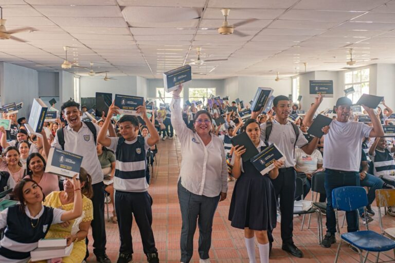 Soledad entrega tablets a estudiantes y fortalece la educación digital en 21 colegios oficiales 30 Soledad entrega tablets a estudiantes y fortalece la educación digital en 21 colegios oficiales