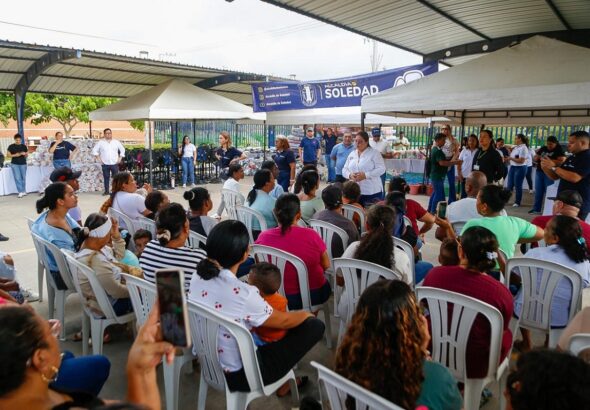 Soledad entrega ayudas a familias afectadas por las lluvias