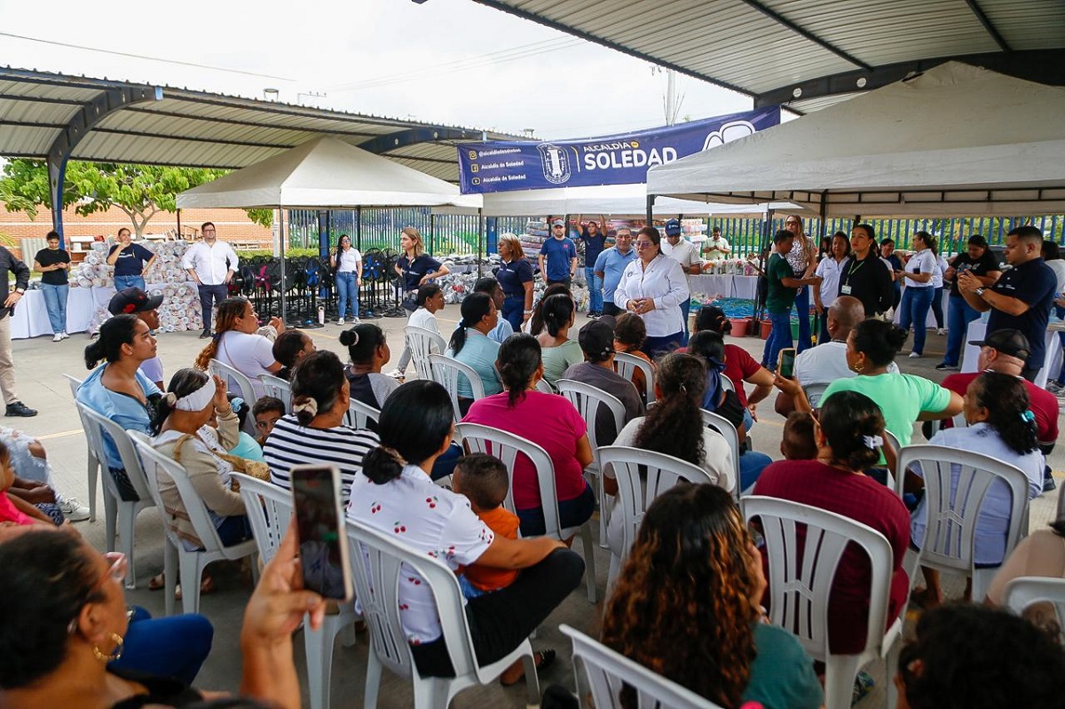 Soledad entrega ayudas a familias afectadas por las lluvias