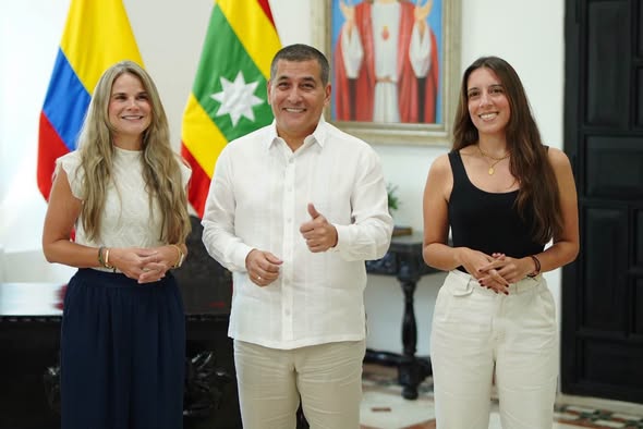 Regalías garantizarán gas natural para tres corregimientos de Cartagena 18 Jackeline Puente, gerente de Promigas, Dumek Turbay, alcalde de Cartagena y Marcela Dávila, directora ejecutiva de Promigas