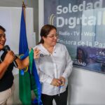 La alcaldesa de Soledad, Alcira Sandoval Ibáñez, junto a la secretaria de Comunicaciones, Dubbys Coronado, durante una visita a la emisora Soledad Digital