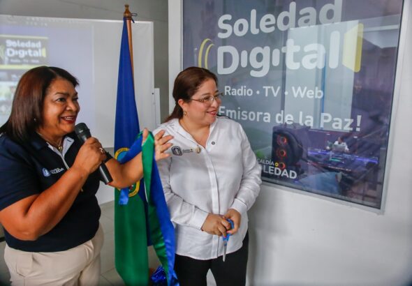 La alcaldesa de Soledad, Alcira Sandoval Ibáñez, junto a la secretaria de Comunicaciones, Dubbys Coronado, durante una visita a la emisora Soledad Digital