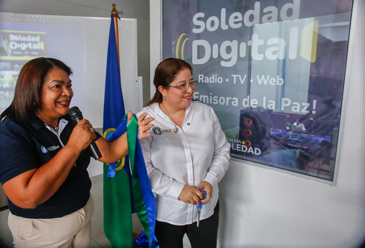 La alcaldesa de Soledad, Alcira Sandoval Ibáñez, junto a la secretaria de Comunicaciones, Dubbys Coronado, durante una visita a la emisora Soledad Digital