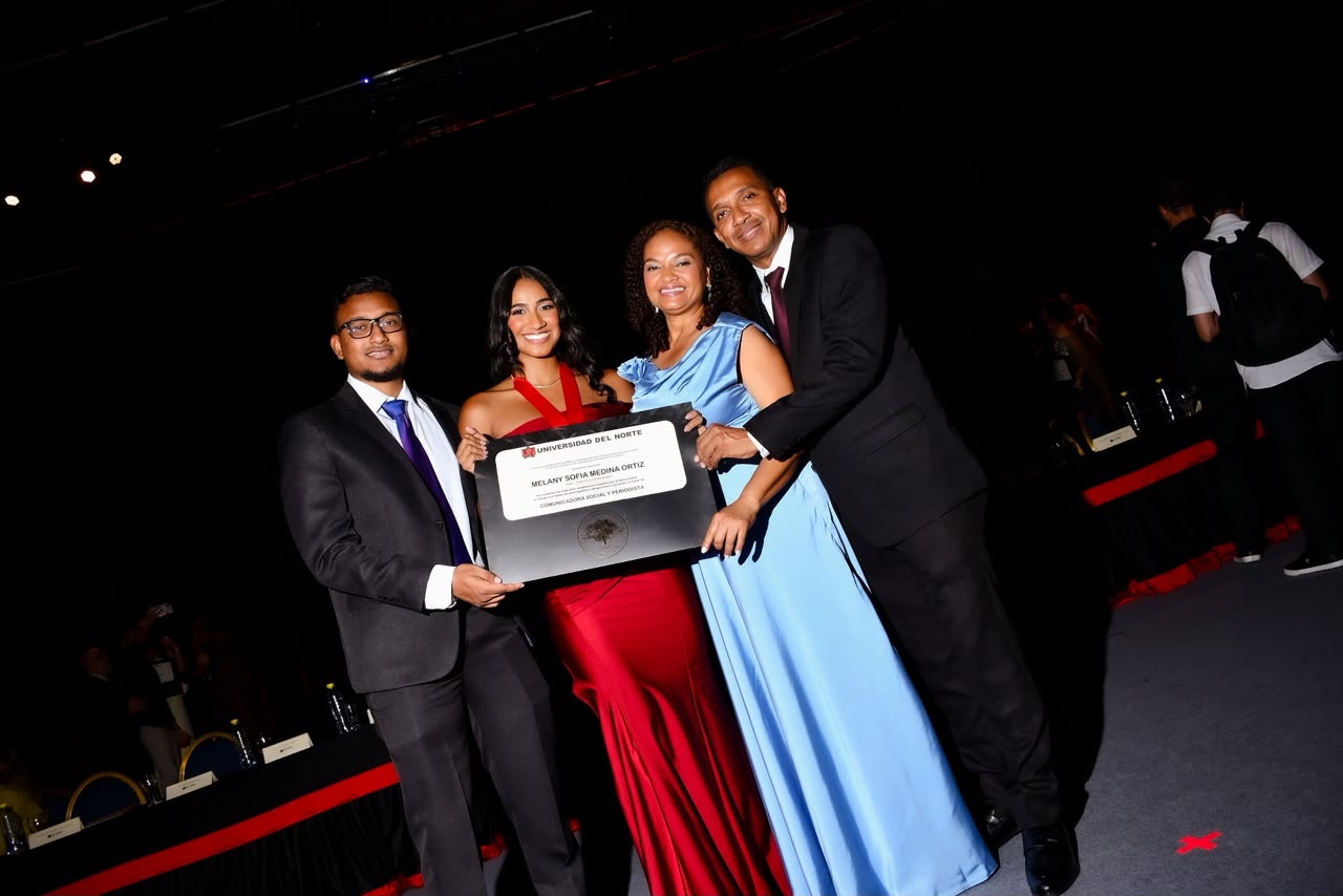 La nueva profesional Melany Medina junto a sus familiares
