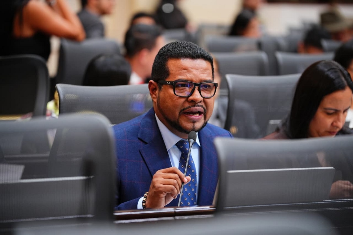 Winsner Sandoval, Representante a la Camara por las comunidades Afrodescendientes